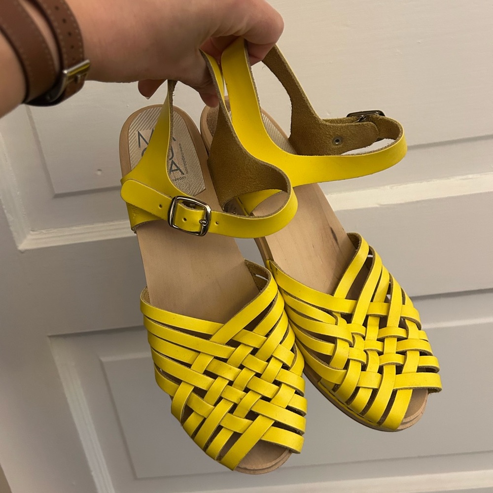 Maguba clog sandal heels, yellow basket weave, size 39/8.5